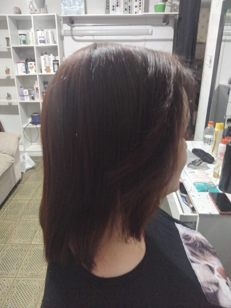 Corte bob com brilho, de lado