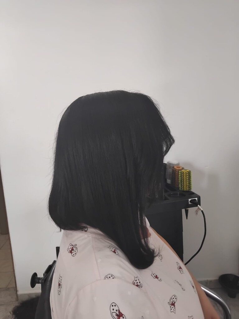 Corte bob preto, de lado