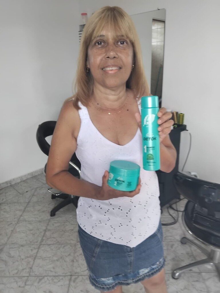Cliente loira após o atendimento