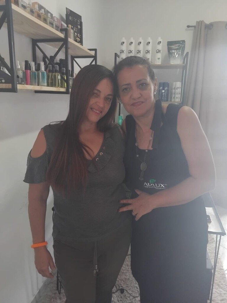 Elaine com cliente no atendimento